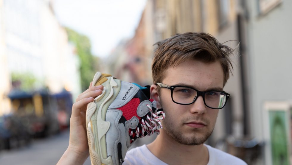 21-årige Karl har lavet en forretning ud af at male på sneakers
