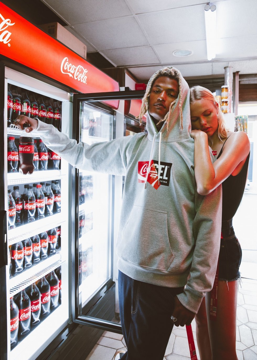 Diesel har lavet en tøjkollektion med Coca-Cola på genbrugte plastikflasker