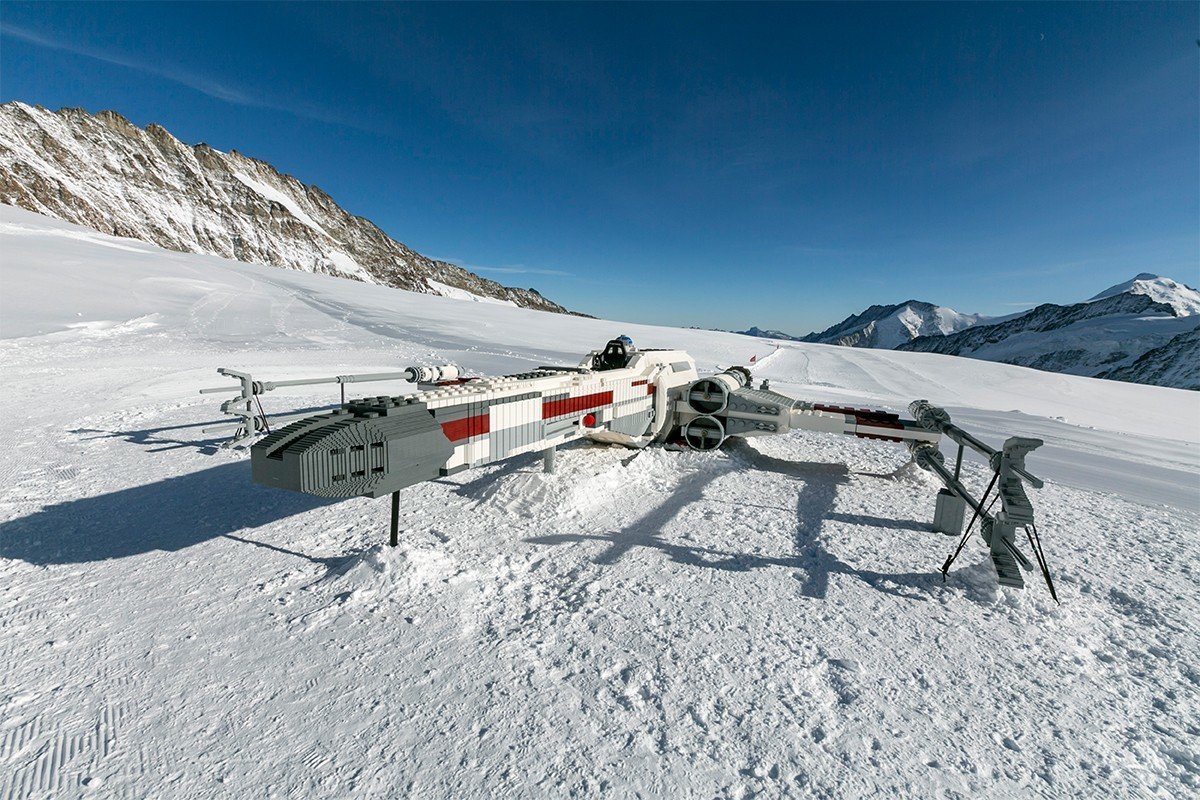 LEGO "lander" lifesize X-wing på de Schweiziske bjerge