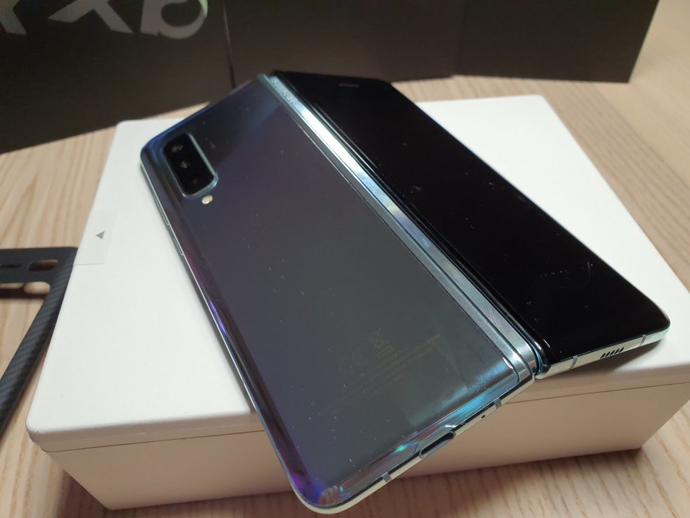 Fold kommer i sølv og sort - gå efter sort, hvis du vil have et mere ensformigt udtryk - Samsung Galaxy Fold: Highs and lows efter en uges intensiv test