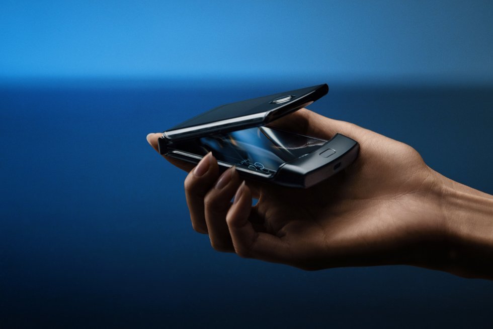 Motorola genopfinder den ikoniske Razr med foldbar skærm