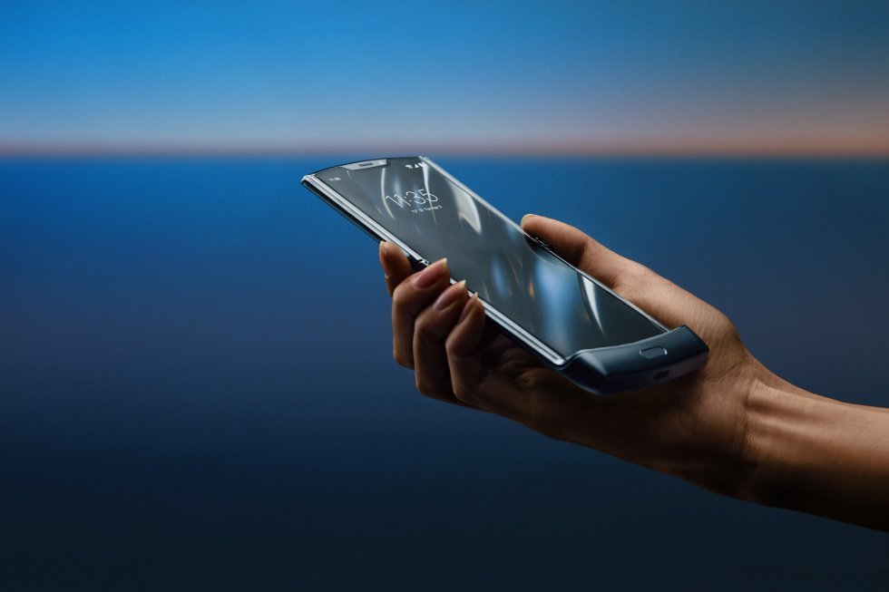 Motorola genopfinder den ikoniske Razr med foldbar skærm