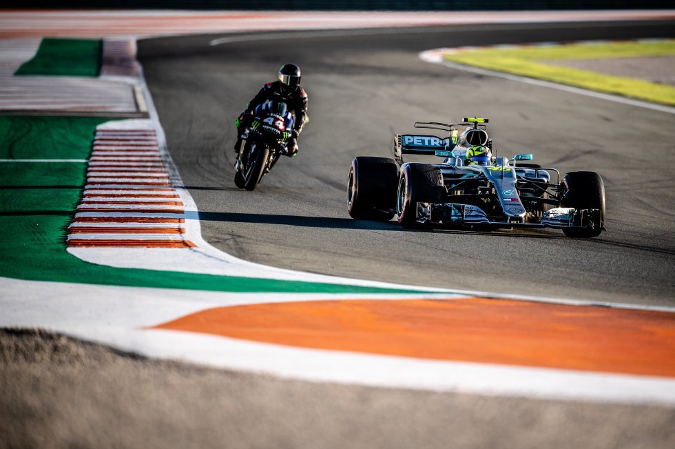 Fotos: Monster Energy - Lewis Hamilton og Valentino Rossi bytter maskiner