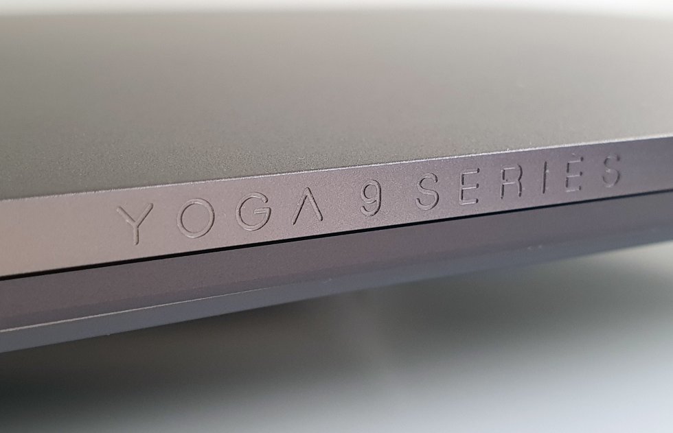 Close-up af det minutiøst indfræste YOGA-series - Lenovo rammer alle sweetspots i ultrakompakt ultrabook