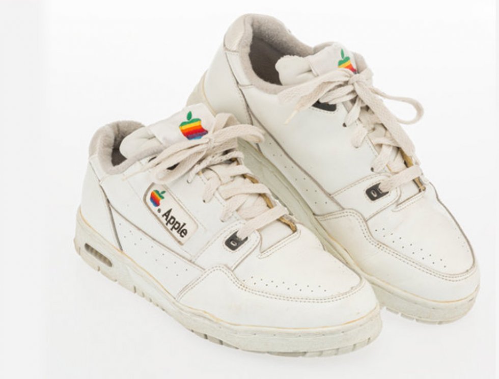 Et sæt Apple sneakers er blevet bortautktioneret for 65.000 kroner