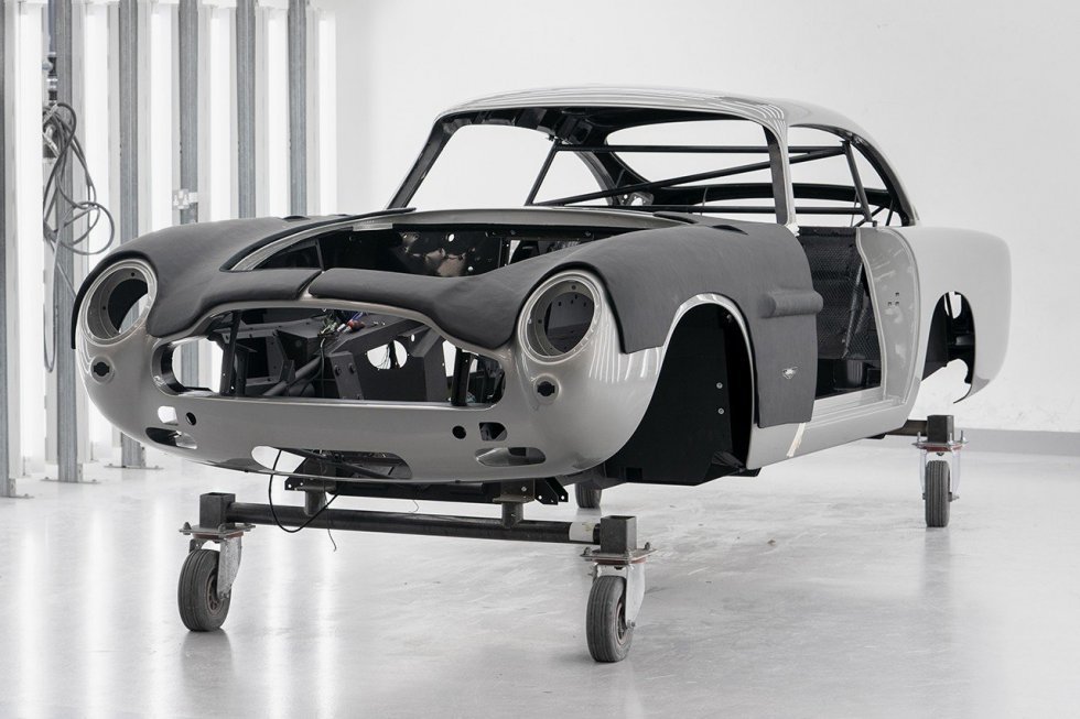 Aston Martin genskaber James Bonds DB5 med røgkanon, geværer og klassiske gadgets