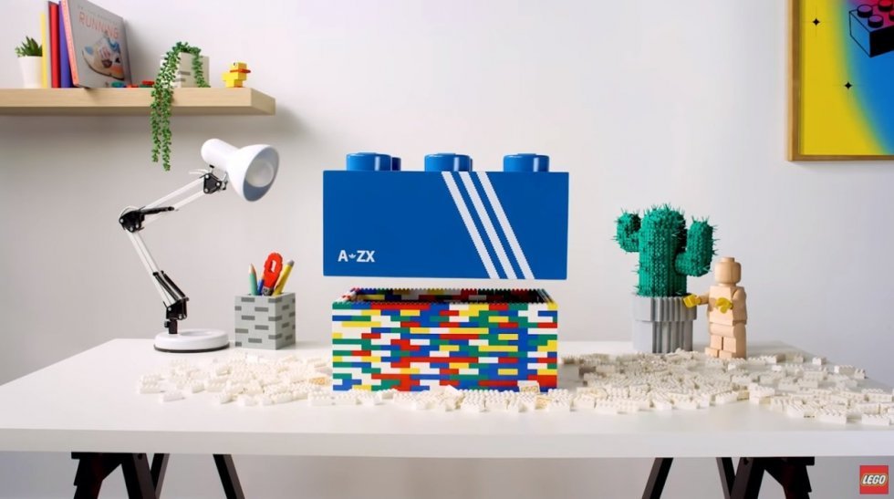 Adidas teaser samarbejde med LEGO