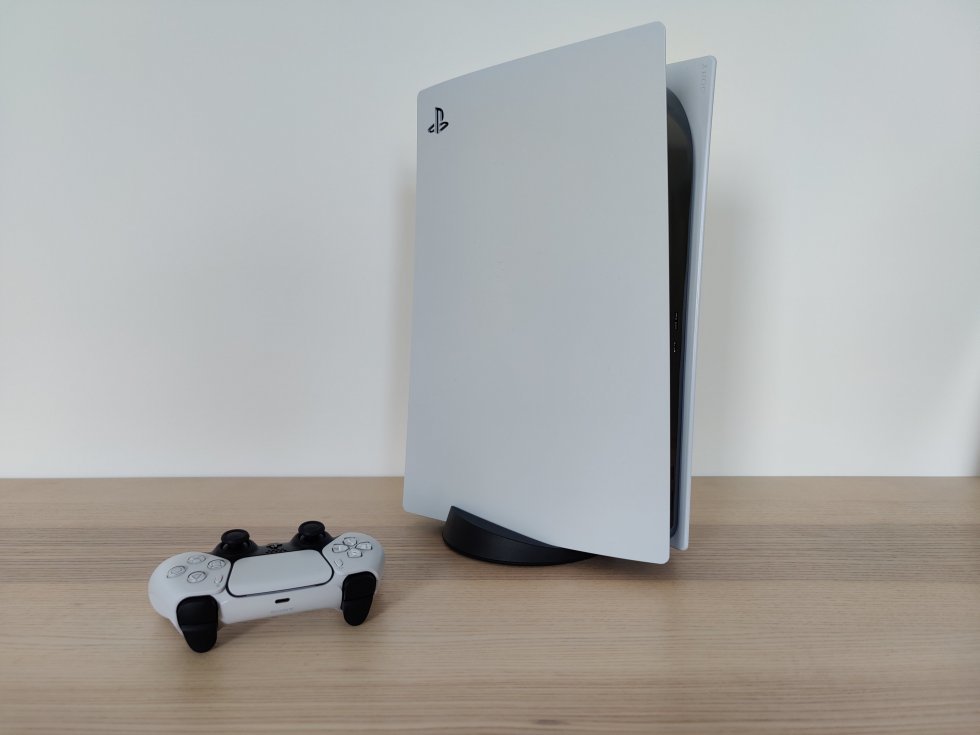 PlayStation 5 stående - Foto: Mikkel M. Vermeulen - Første kig: PlayStation 5 ude af boksen