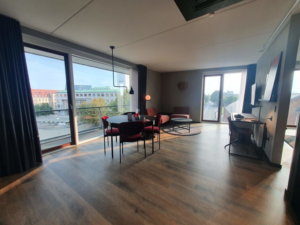 Radisson RED har flotte og store værelser - her en særdeles spacy suite - Aarhus nye hotelperle Radisson RED er klar til at byde på en tiltrængt weekendgetaway