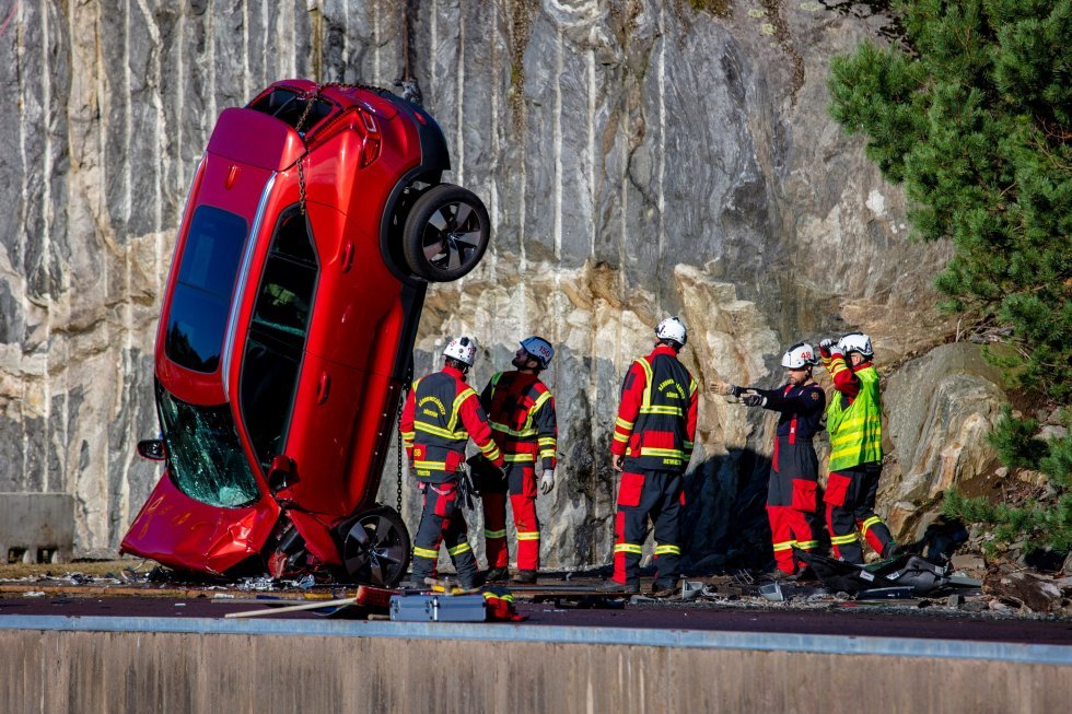 30 meters frit fald: Se Volvo smide nye biler frontalt mod jorden
