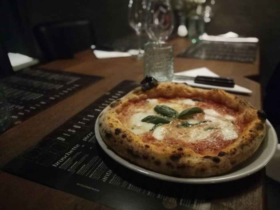Sådan laver du en napolitansk pizza i en almindelig ovn