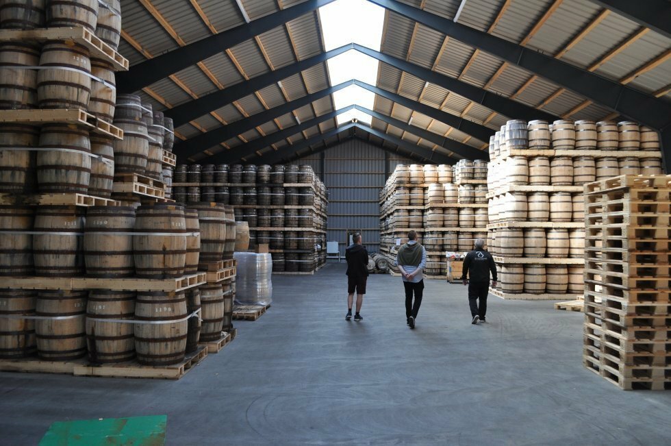 En lagerhal hos Stauning Whisky - Foto fra 'Reportage fra det danske Whiskylandkab' - Nyt flaskedesign hos Stauning Whisky er startskuddet på storsatsning i Amerika