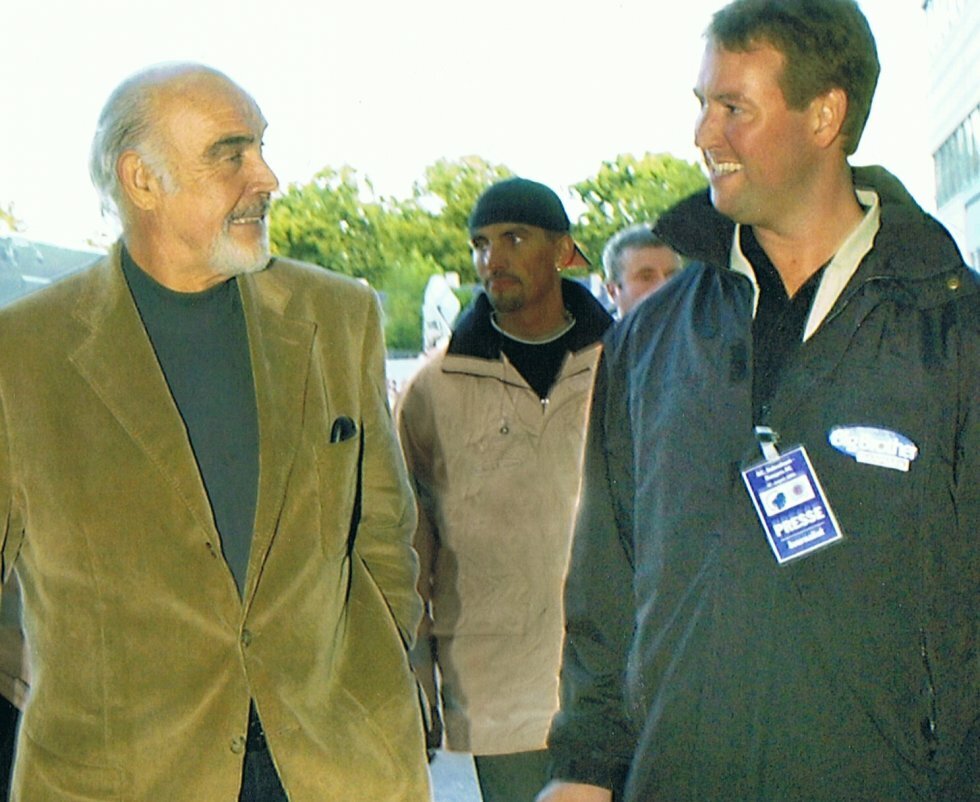 Sir Sean Connery og journalist Casper M. Nielsen i Parken - Foto: Privat - Sean Connery er død - legenden lever