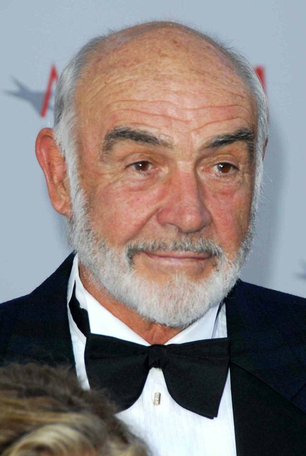 "Selvom han kunne have været deres morfar, og de ikke var født, da han slog igennem, fik de ham til at posere med sig på et billede. " Foto: Deposit Photos - Sean Connery er død - legenden lever