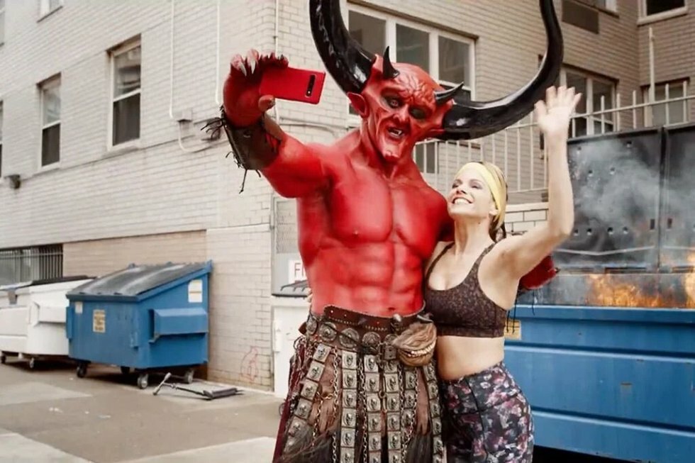 Ryan Reynolds har lavet en parodi-reklame, hvor Satan bliver gift med året 2020