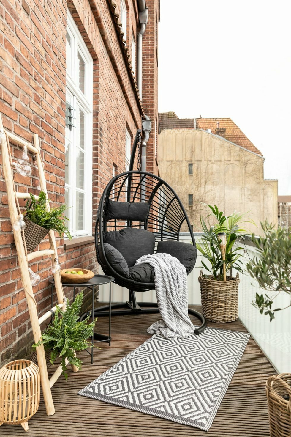 Gjern hængestol - JYSK - Loungemøblerne rykker ud på terrassen i 2021