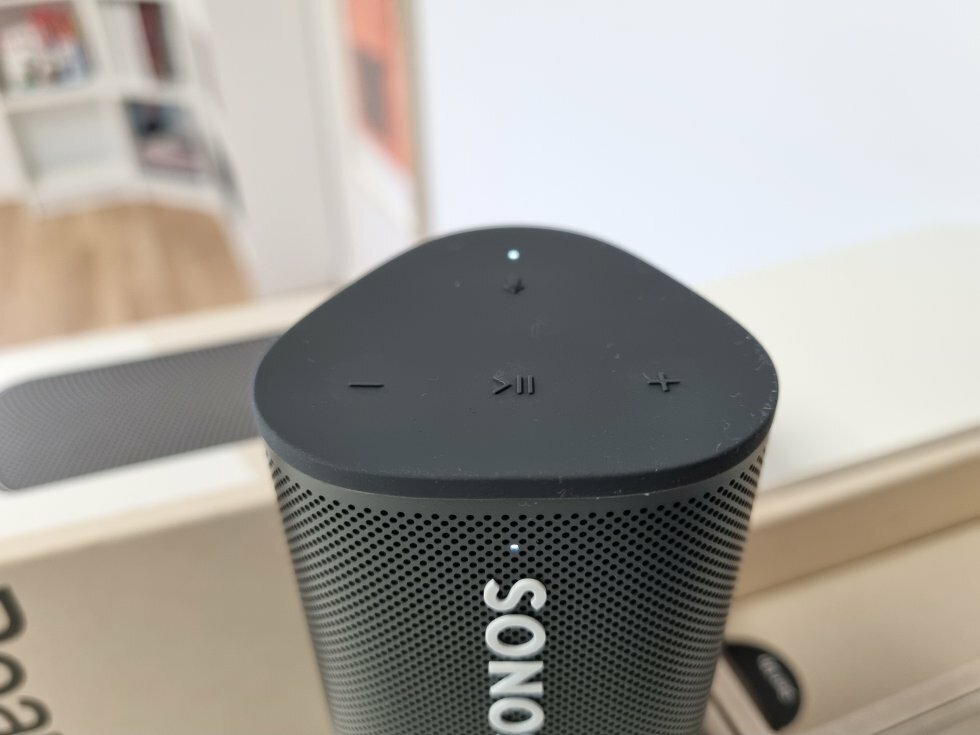 Vandtætte trykknapper i vanligt Sonos'layout pryder toppen af Sonos Roam - Test: Sonos Roam