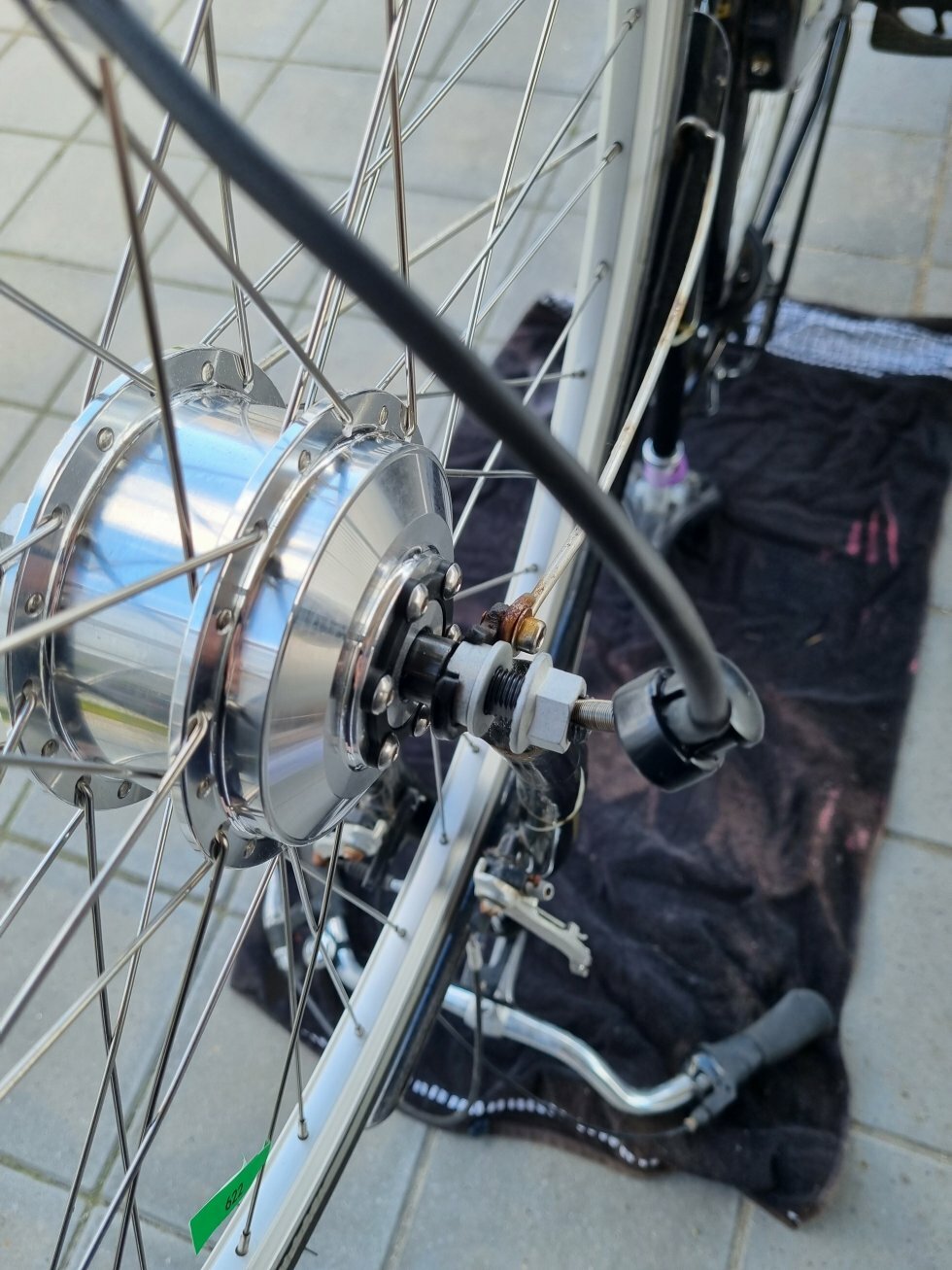 Trin 1: Udskift det gamle forhjul  med det nye motoriserede Swytch-hjul (Husk at flytte dæk og slange med) - Swytch Bike er et universalkit, der tryller din gode gamle cykel om til en elcykel
