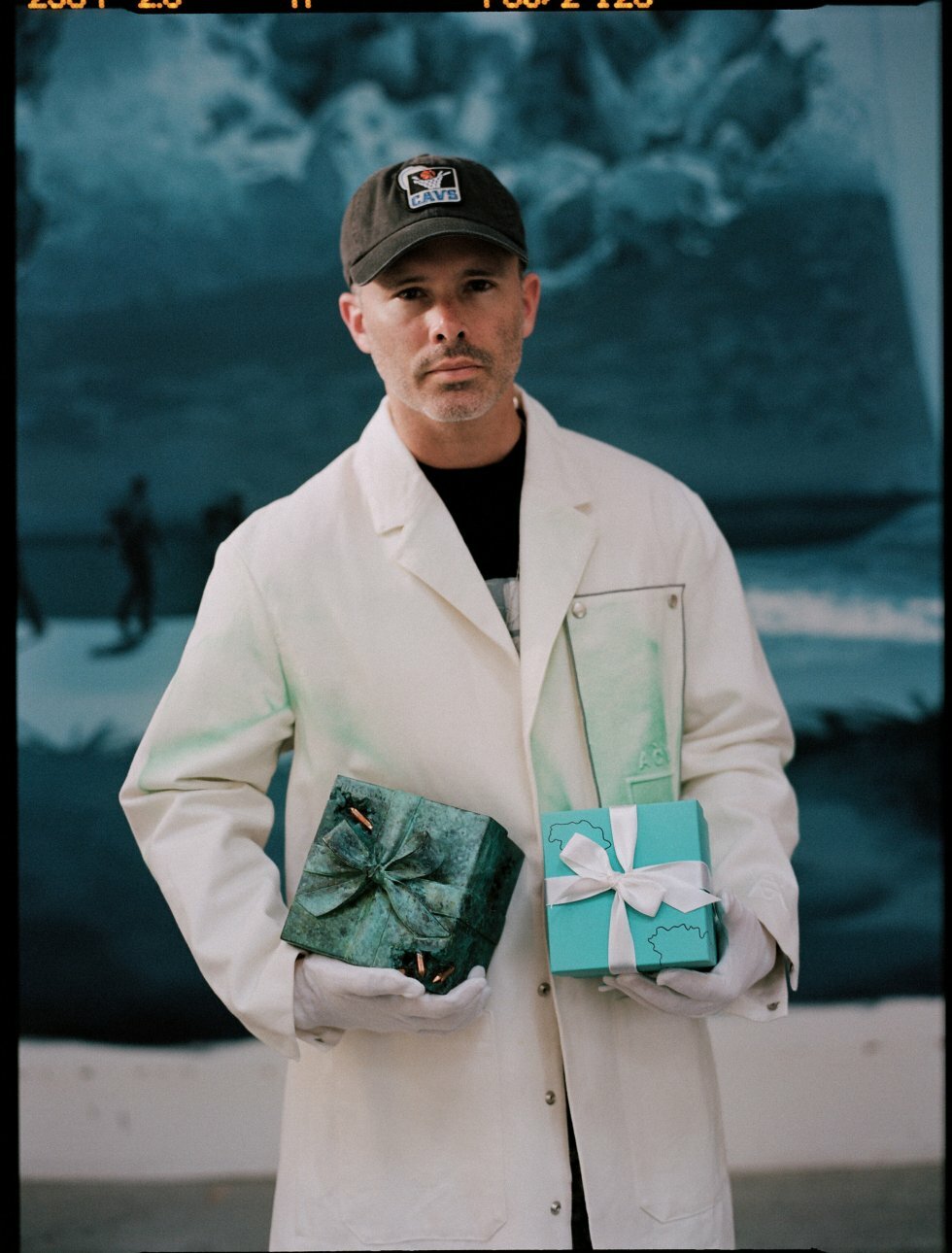 Daniel Arsham med værket og "originalen"  - Foto: Tiffany and Co. - Daniel Arsham har lavet sit take på Tiffany & Co's klassiske gaveæske