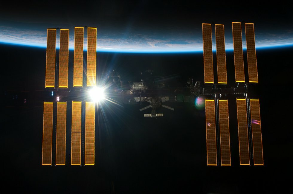 ISS fanget fra en passager på rumfærgen Endeavour - Foto: NASA - NASA kigger efter private firmaer til at overtage driften på Den Internationale Rumstation ISS