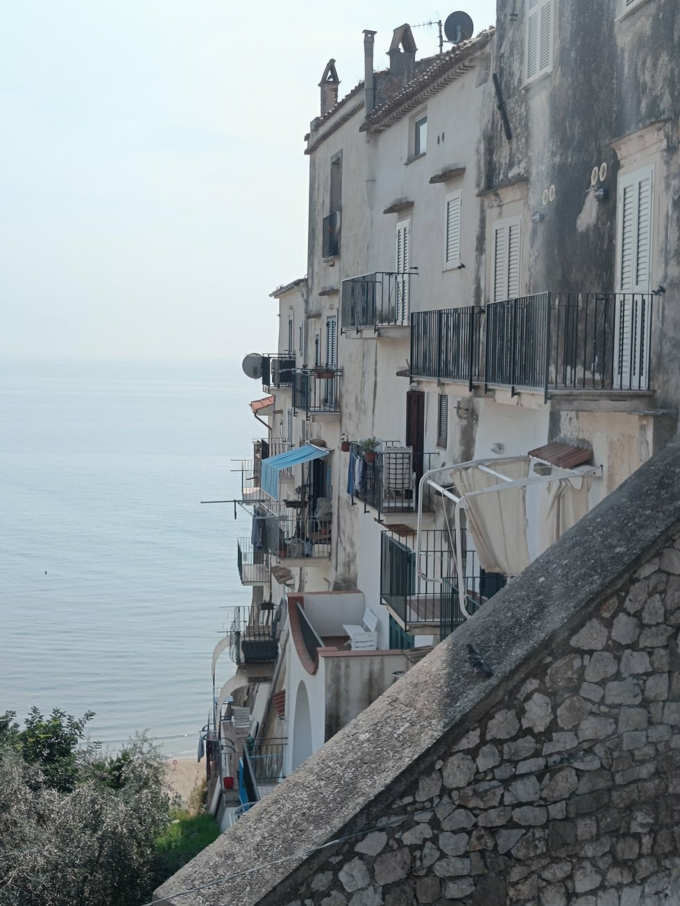 Små kystvendte terrasser.  - Rejse-reportage: Kulinarisk roadtrip i Lazio-regionen i Italien