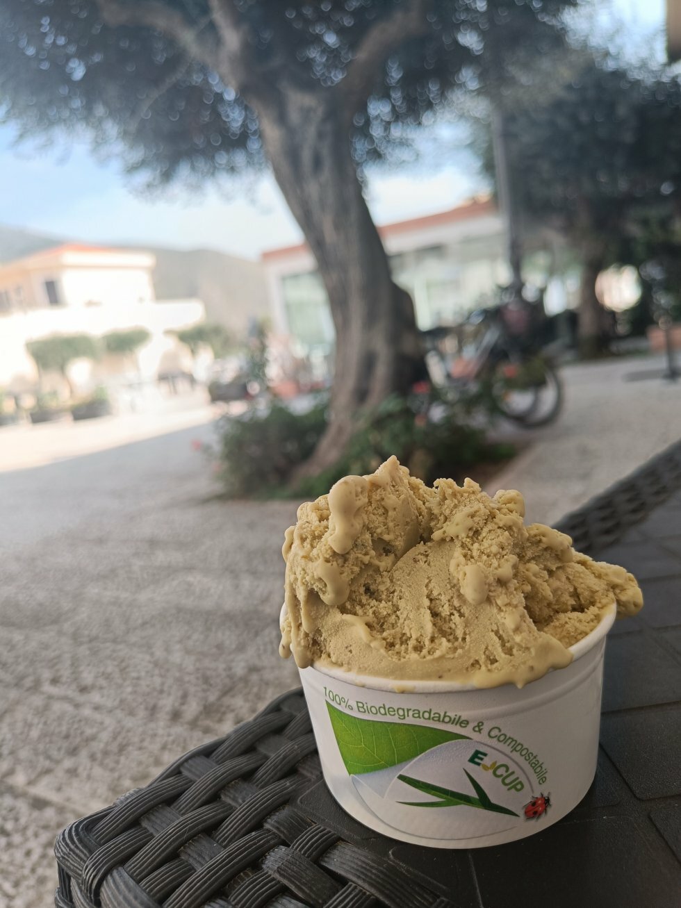 Brun pistacie-is i skyggen af oliventræet. - Rejse-reportage: Kulinarisk roadtrip i Lazio-regionen i Italien