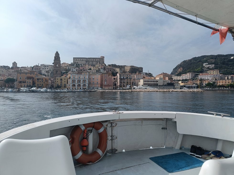 Postkort-udsigten til Gaeta fra båd. - Rejse-reportage: Kulinarisk roadtrip i Lazio-regionen i Italien