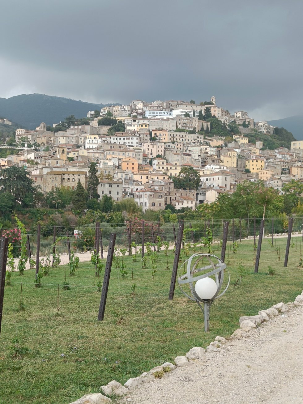 De bjerg-liggende små byer i landskabet. - Rejse-reportage: Kulinarisk roadtrip i Lazio-regionen i Italien