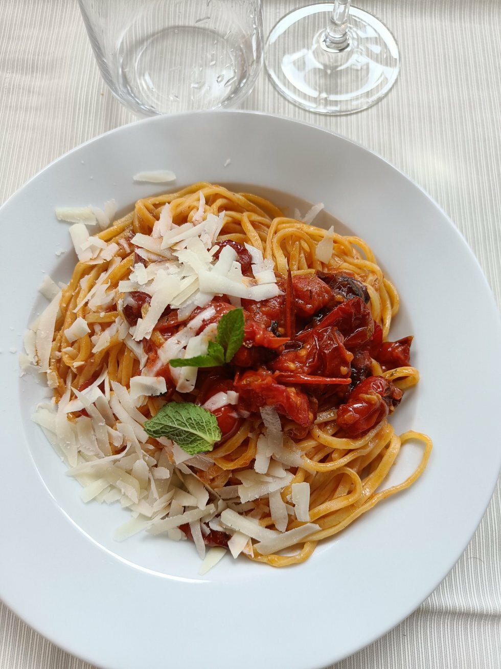 Pasta med grillede cherrytomater. - Rejse-reportage: Kulinarisk roadtrip i Lazio-regionen i Italien