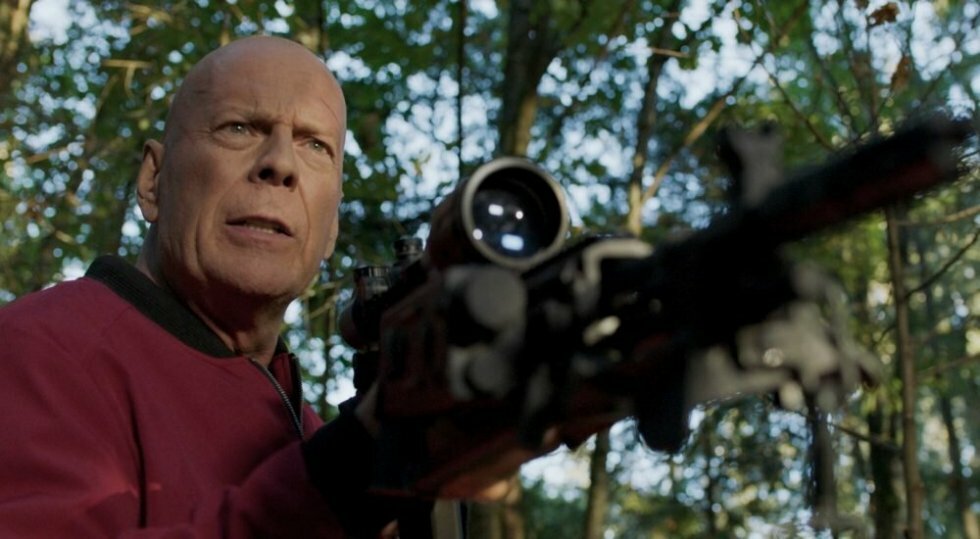 Trailer: Bruce Willis er en pensioneret betjent der skal overleve at blive jagtet af rigmænd