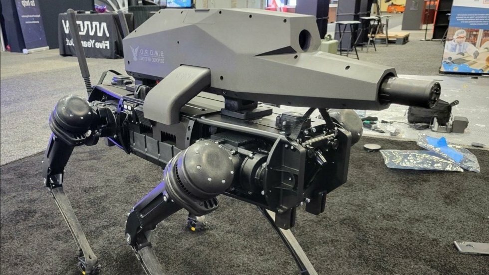 Robotingeniører monterer en Sniper-riffel på en robothund og Skynet nærmer sig