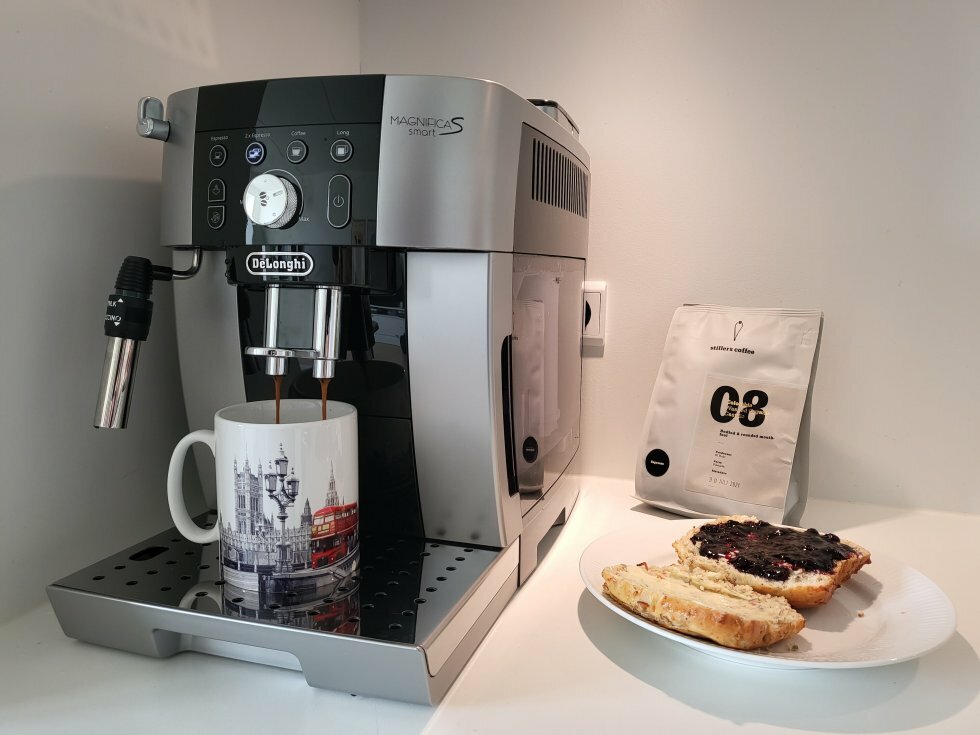 Magnifica S Smart ECAM250 leveres med vandfilter og ekstra udstyr til første renseprogram - Test: De'Longhi Magnifica S Smart ECAM250 - En fuldautomatisk kaffemaskine på budget