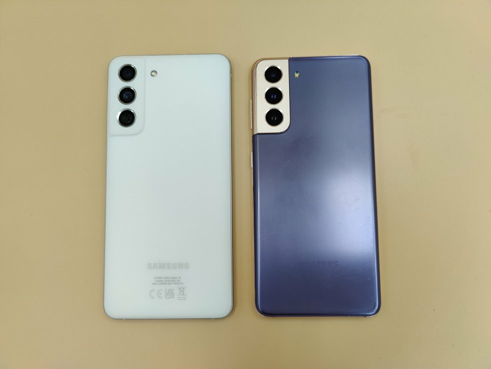 S21 FE til venstre - S21 til højre - Test: Samsung Galaxy S21 FE