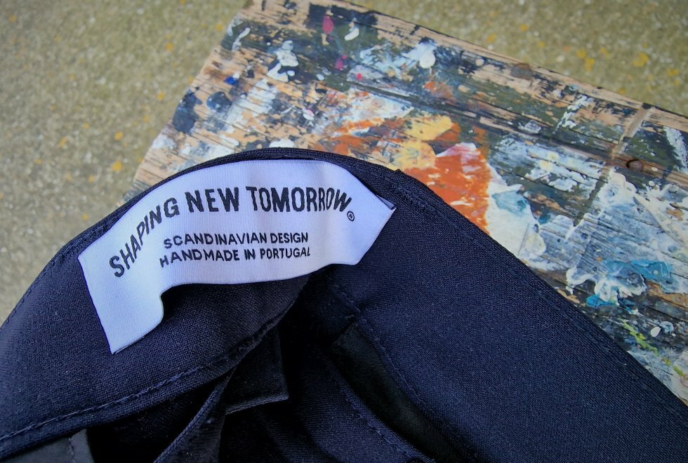 Shaping New Tomorrow er håndlavet kvalitet fra Portugal - og en del af materialet kommer fra genanvendt havplast. Bonus. - Shaping New Tomorrow Essential Pants: Fantastisk frihed i en pæn buks!