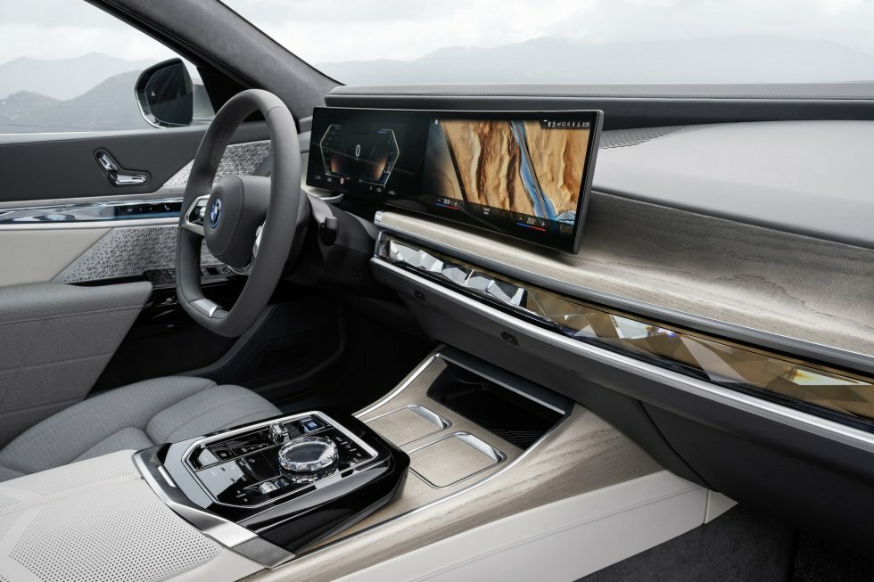 BMW viderefører deres gigantiske kurvede dashboard - BMW i7 lander med 544 elheste og indbygget 8K privatbiograf