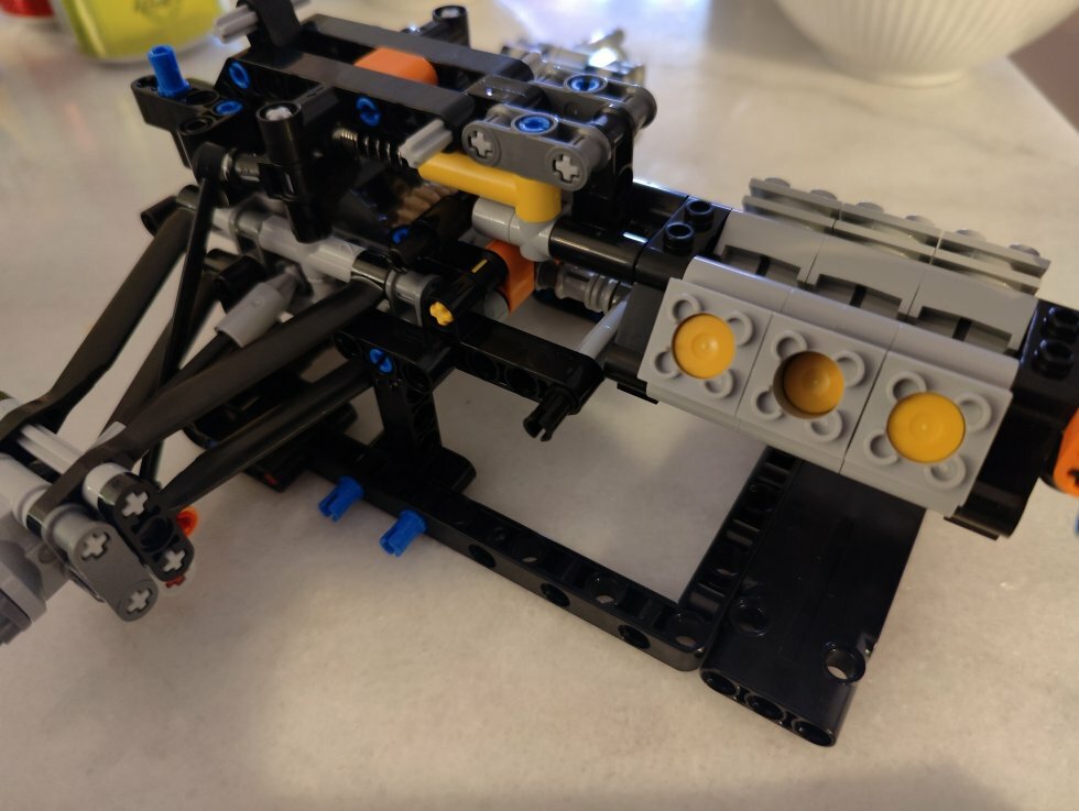 Selvfølgelig er der bevægelige dele i spil, det er jo en Technic-model - Vi bygger: Lego Technic McLaren Formula 1 Race Car (42141)