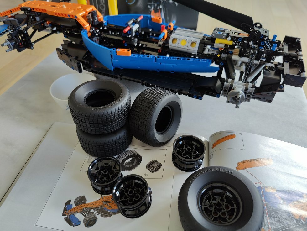 Velkommen til SuperDæk, skal du have sommersutterne på? - Vi bygger: Lego Technic McLaren Formula 1 Race Car (42141)