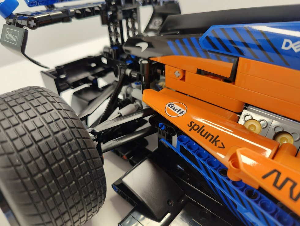 Sponsor-mærkerne er jo en integreret del af F1, men hvis man er til det rene look, kan man jo bare lade dem blive på arket - Vi bygger: Lego Technic McLaren Formula 1 Race Car (42141)