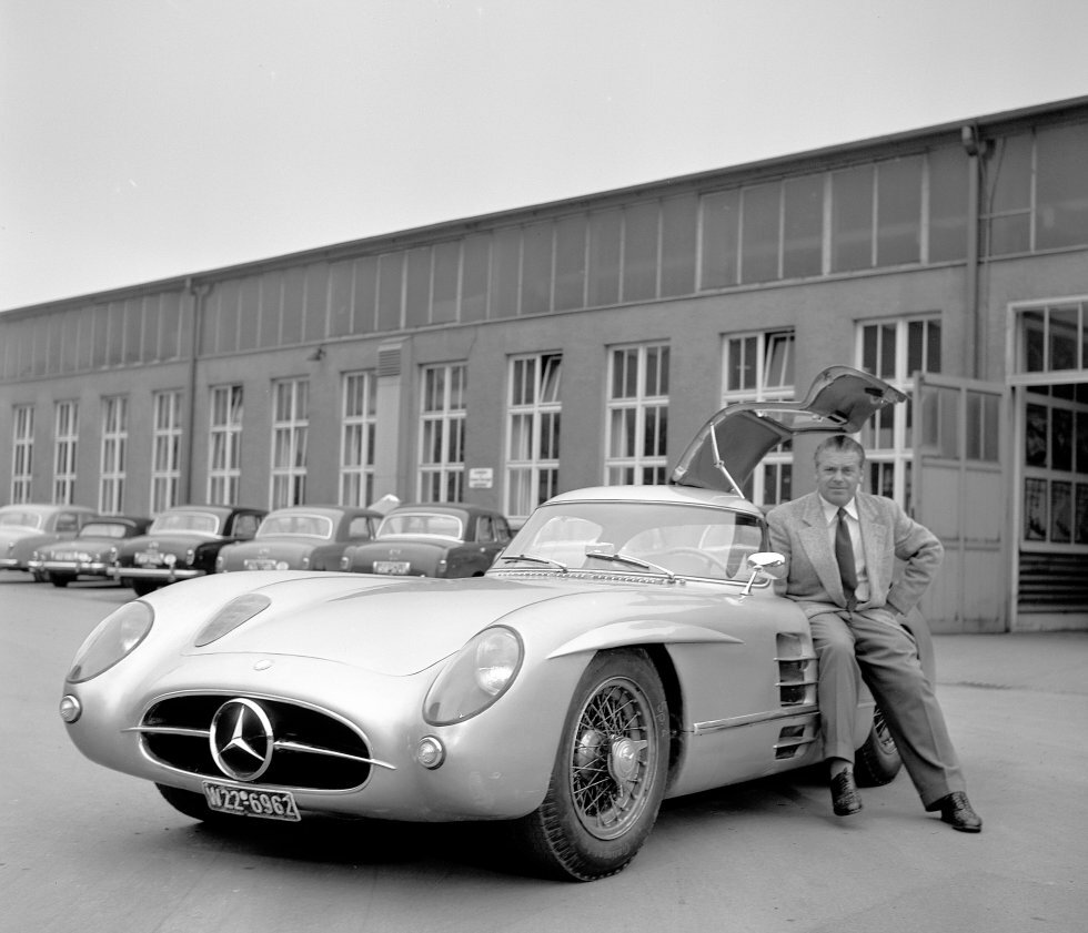 Rudolf Uhlenlaut med en af hans to prototyper - Foto: Mercedes-Benz Group - Mercedes-Benz 300 SLR Uhlenlaut er verdens mest værdifulde bil