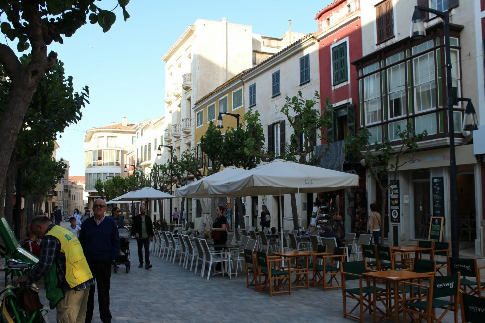 En af Mahóns mange charmerende gader. - Rejse-reportage: på magisk kulturgastronomisk eventyr væk fra alfarvejen på Menorca