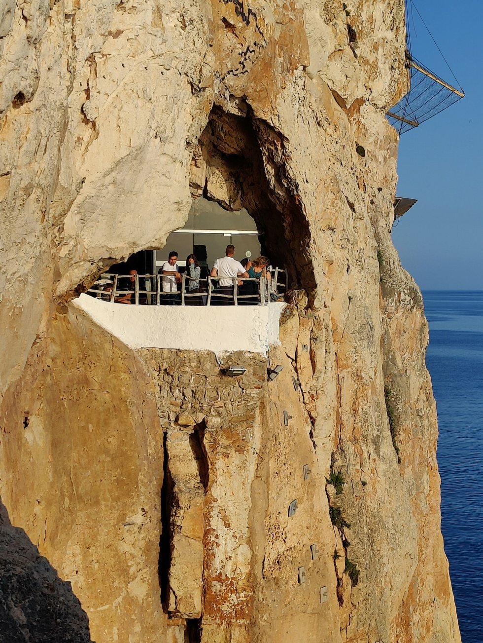Cova d'en Xoroi på klippen. - Rejse-reportage: på magisk kulturgastronomisk eventyr væk fra alfarvejen på Menorca