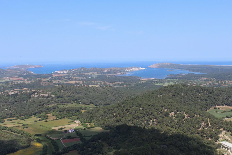 Udsigten fra Menorcas højeste punkt Monte Toro. - Rejse-reportage: på magisk kulturgastronomisk eventyr væk fra alfarvejen på Menorca