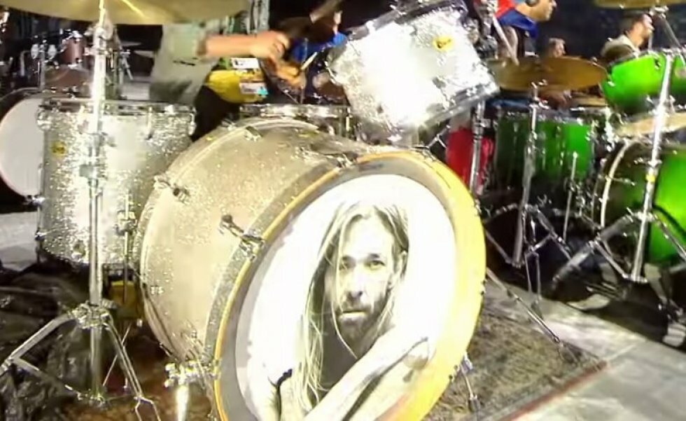 1000 musikere spiller Foo Fighters 'My Hero' til ære for Taylor Hawkins