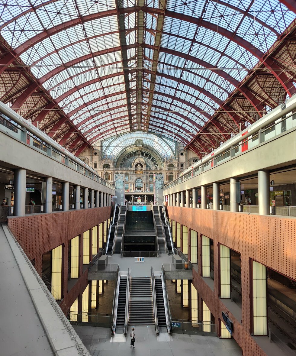 Antwerp Centraal - Byens hovedbane er et særsyn af en banegård - Turen går til Belgien: Flandern rundt med ophøjet ro og fritjes