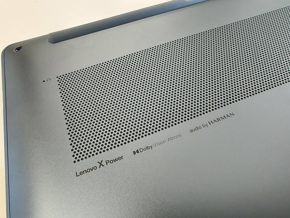 De velmenende logoer er gemt på undersiden af maskinen - Her er Lenovos bud på den bedste allround laptop lige nu!