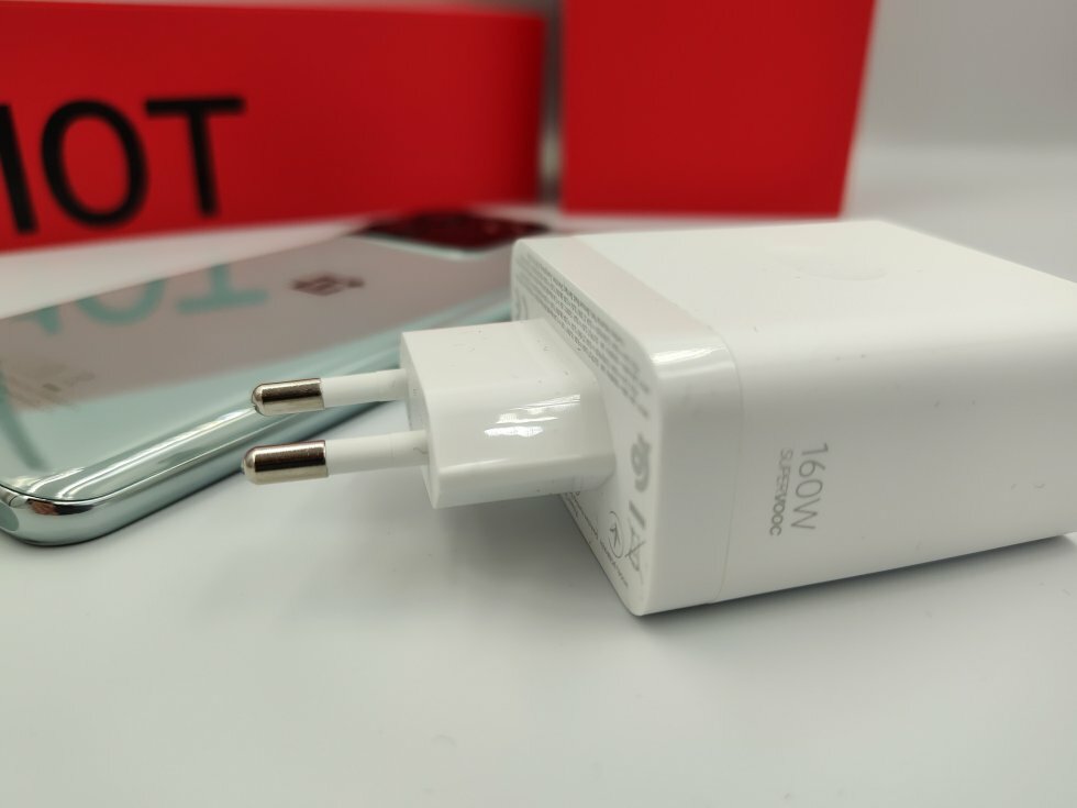 OnePlus 10T har en medfølgende lader, der har power nok til også at give strøm til din bærbare - Test: OnePlus 10T