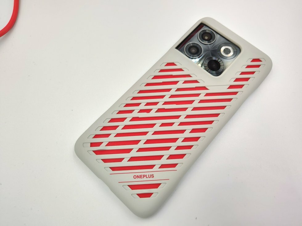 OnePlus har udviklet et specielt cover til mobilgamere - det skulle hjælpe til at skabe en hel optimal afgivelse af varmen, som smartphonen afgiver under fuld effekt - Test: OnePlus 10T