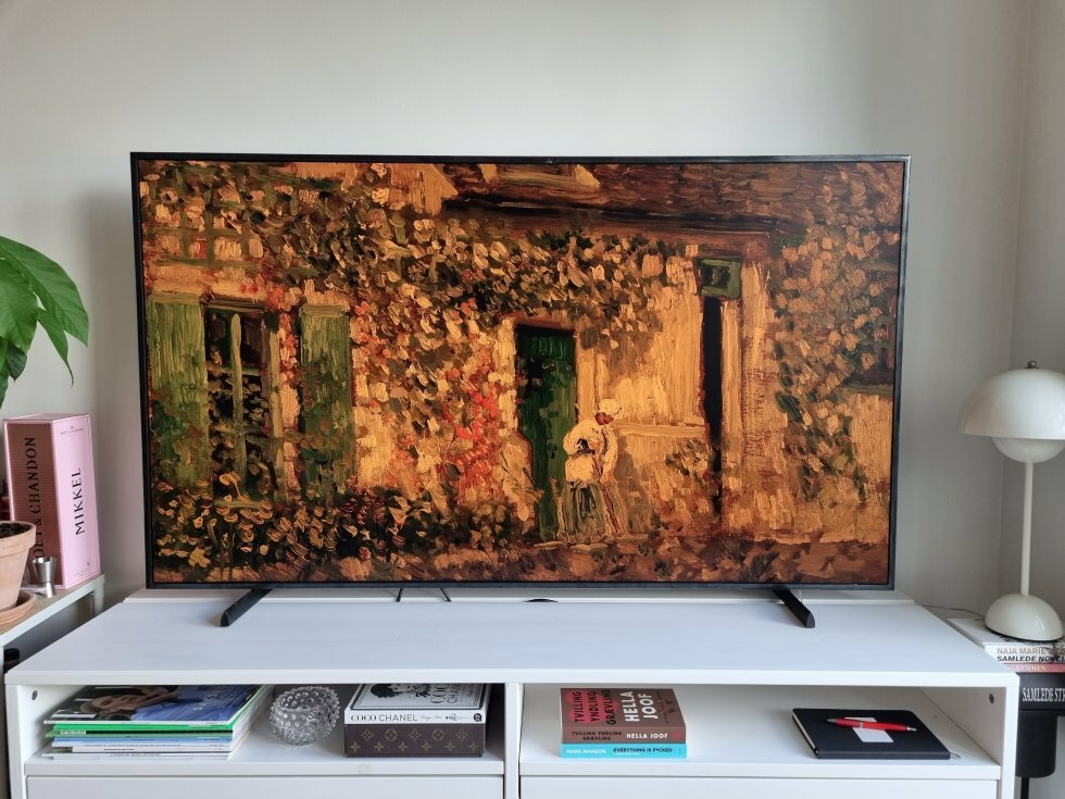 The Frame kan sagtens bruges på et tv-bord, men kommer for alvor til sin ret når det monteres på væggen - i dette testscenarie, undlod jeg at bore huller i min væg. Mikkel - Test: Samsung The Frame 2022 - TV'et der imiterer malerier er tilbage med et es i ærmet!