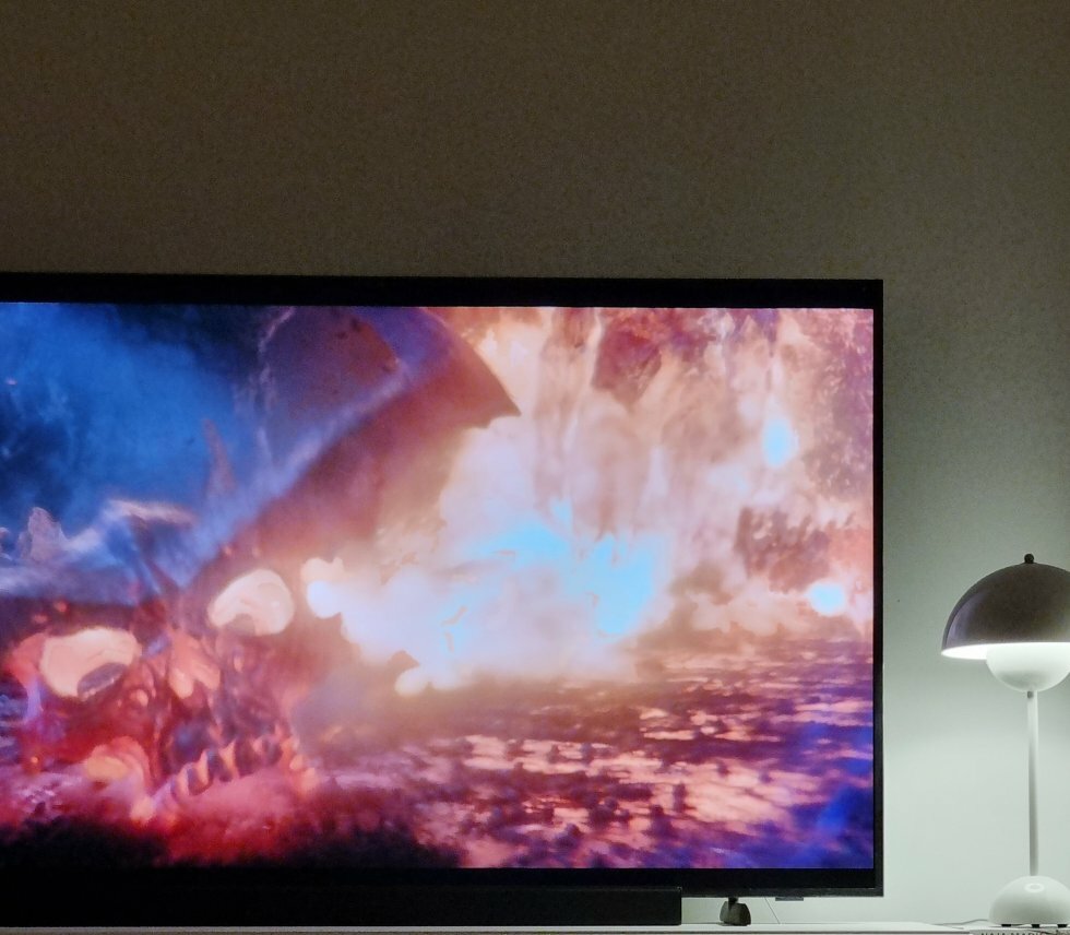 En standerlampe klods op af TV'et gør ikke indhug i den matte skærm - og det er ret imponerende. Til gengæld falder flammehav og CGI-effekter i Thor: Ragnarok en del ud, på den matte overflade - Altså: Fordele - Ulemper - Test: Samsung The Frame 2022 - TV'et der imiterer malerier er tilbage med et es i ærmet!