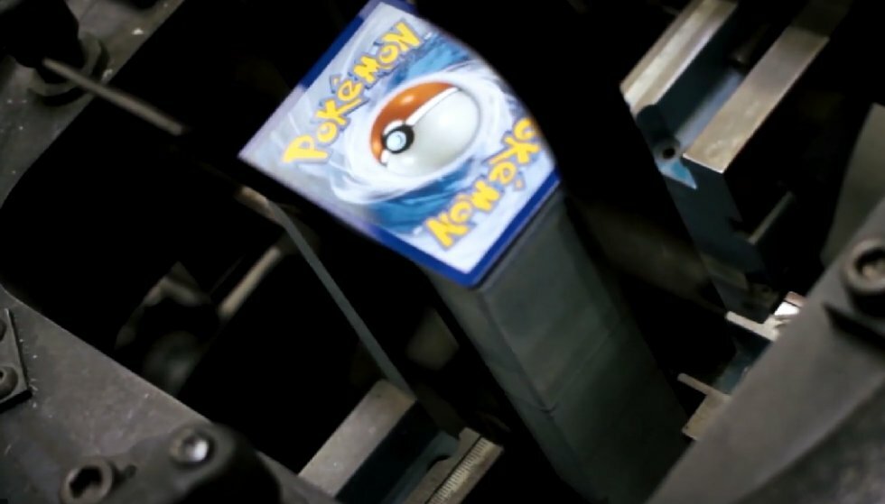 Hypnotiserende video viser, hvordan Pokémon-kort bliver fremstillet